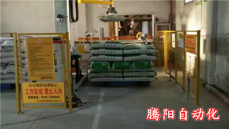 綠豆雜糧小型立柱碼垛機在企業(yè)代替人工碼垛